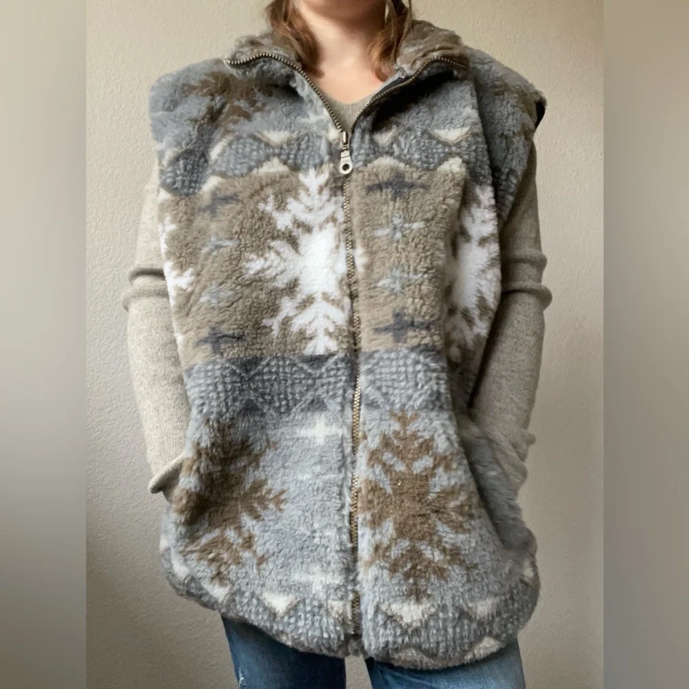 Fur Snowflake Vest - Picture 2 of 4